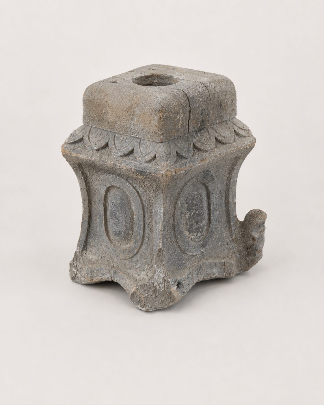 Verweerd houten ornament met decoratief reliëf, detail 2