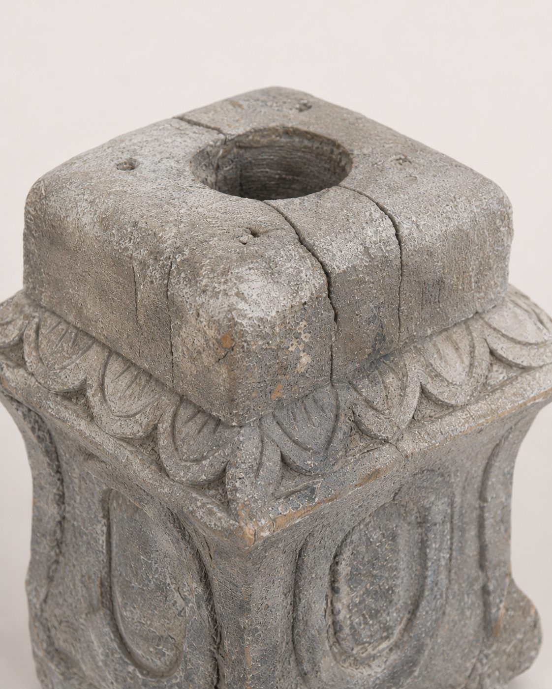 Verweerd houten ornament met decoratief reliëf, detail 3