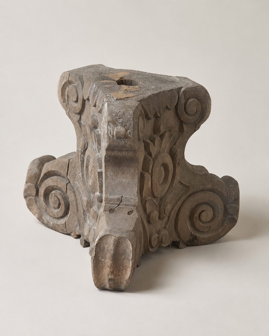 Houten ornament met handgesneden reliëf, detail 2