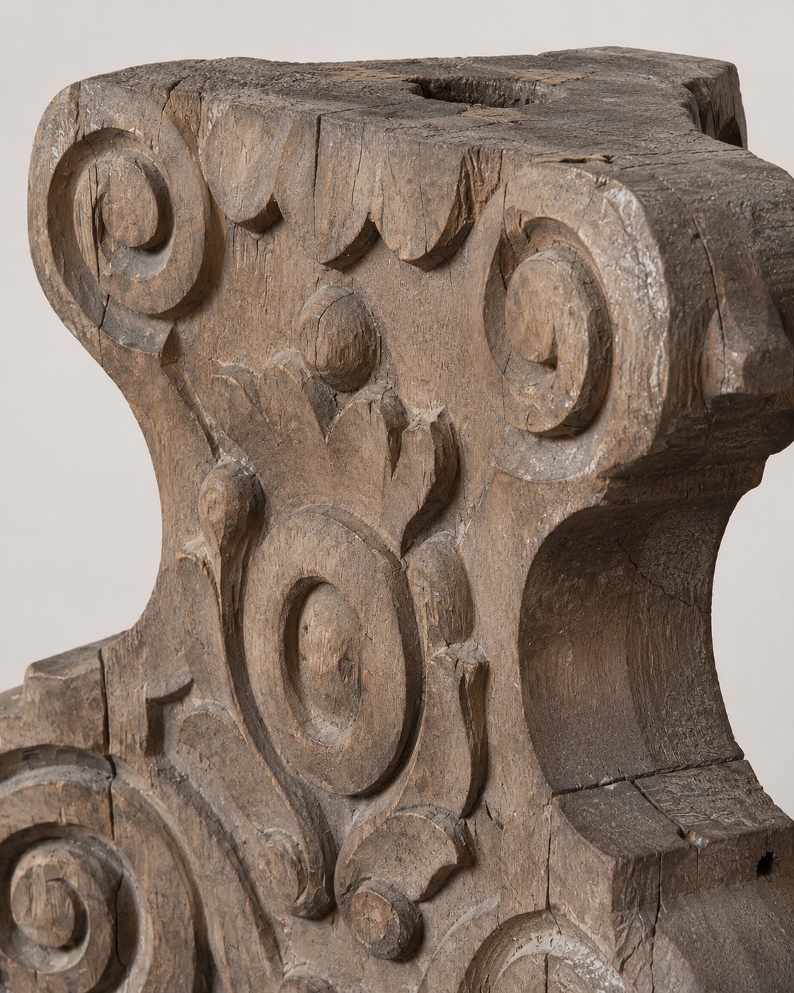Houten ornament met handgesneden reliëf, detail 3