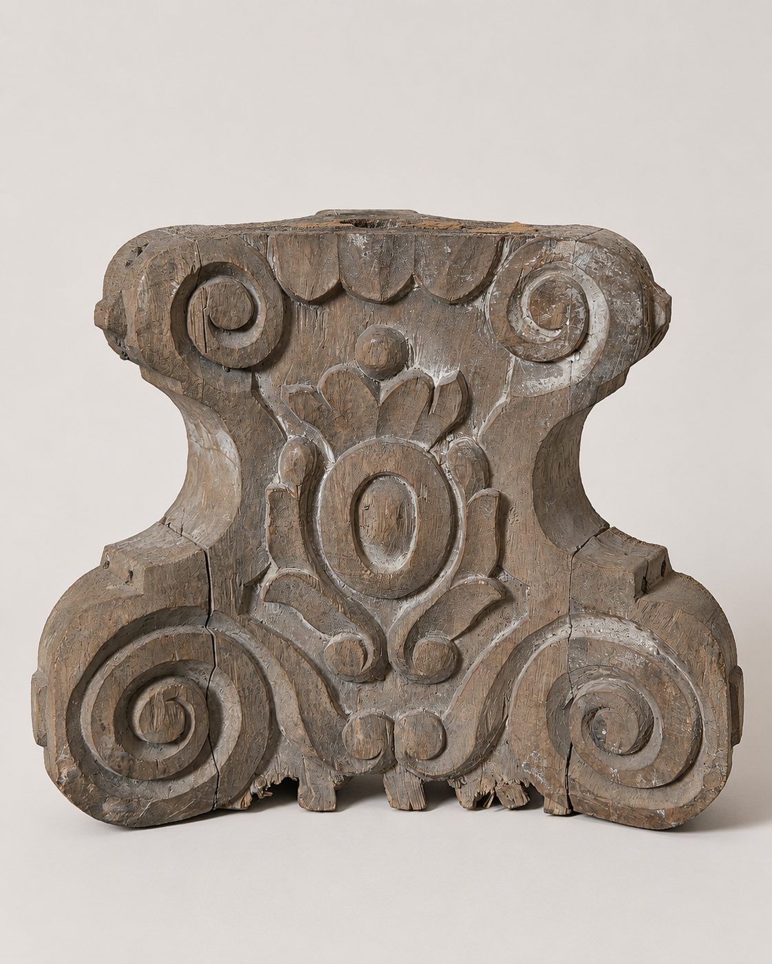 Houten ornament met handgesneden reliëf, Atelierselectie, bij Mahieu&Merckx