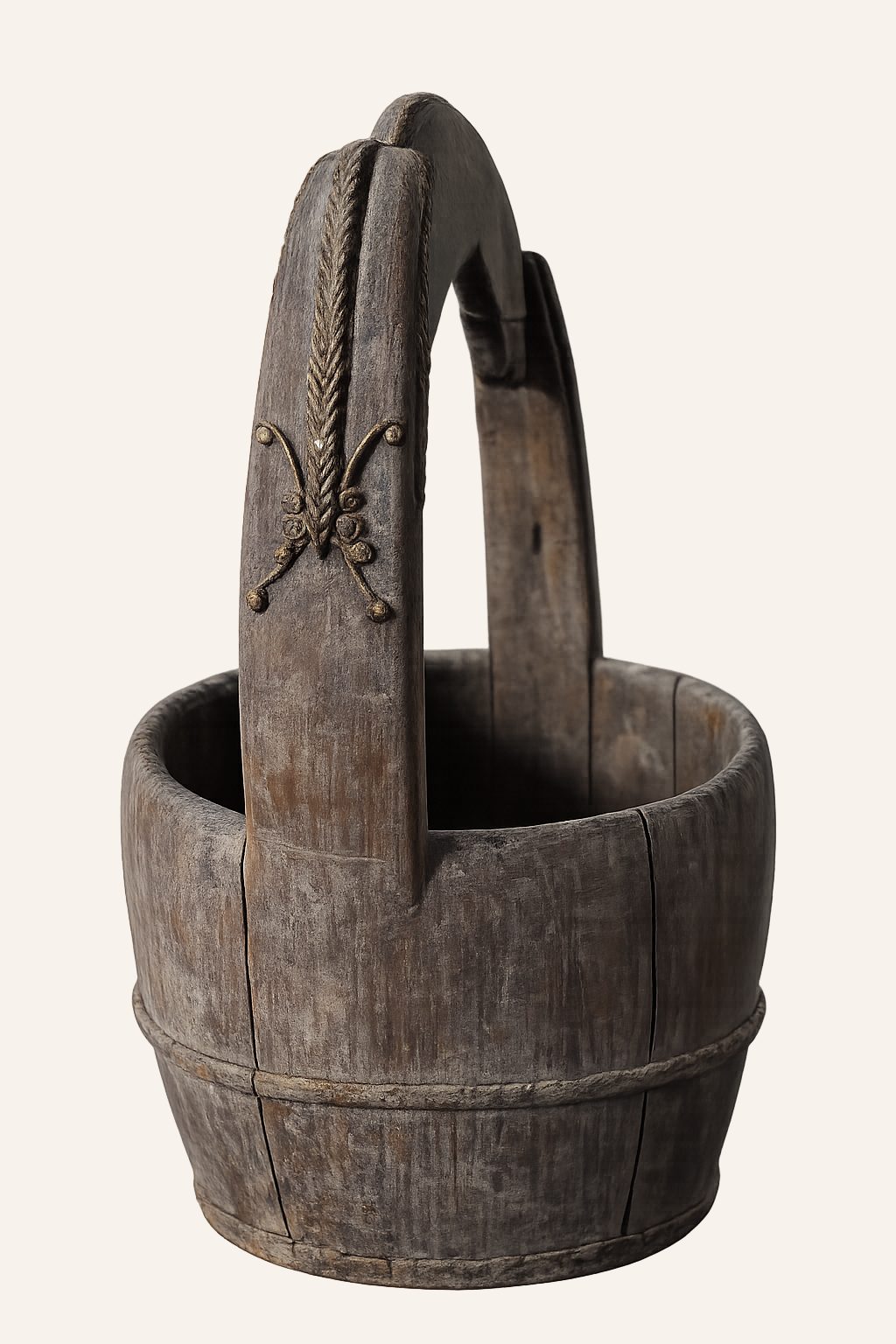 Antieke houten emmer met hoge draagbeugel, detail 2
