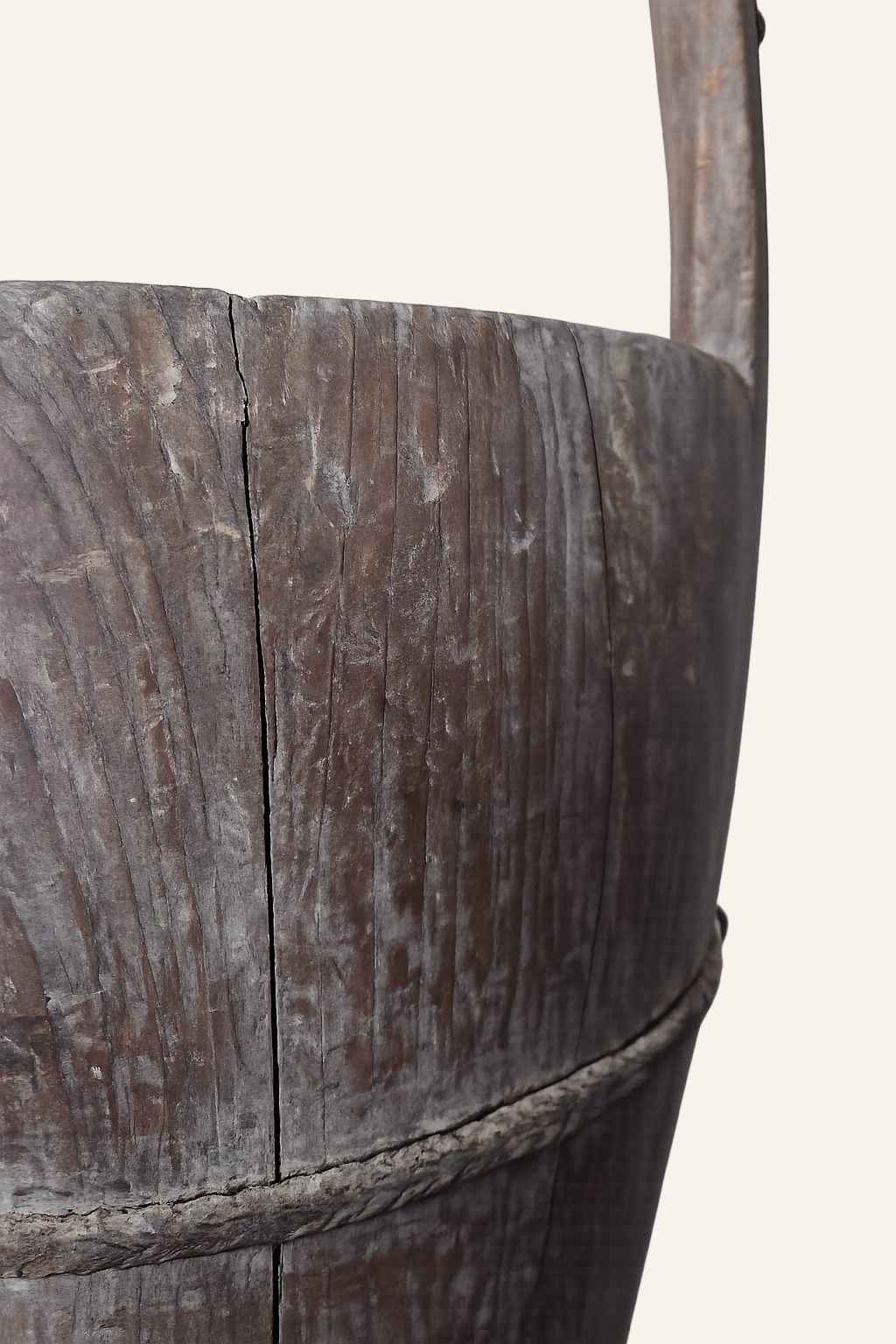 Antieke houten emmer met hoge draagbeugel, detail 3