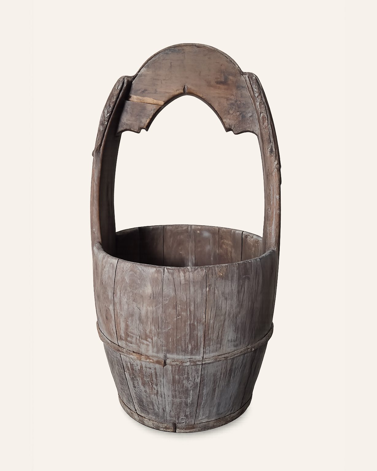 Antieke houten emmer met hoge draagbeugel, Atelierselectie, bij Mahieu&Merckx