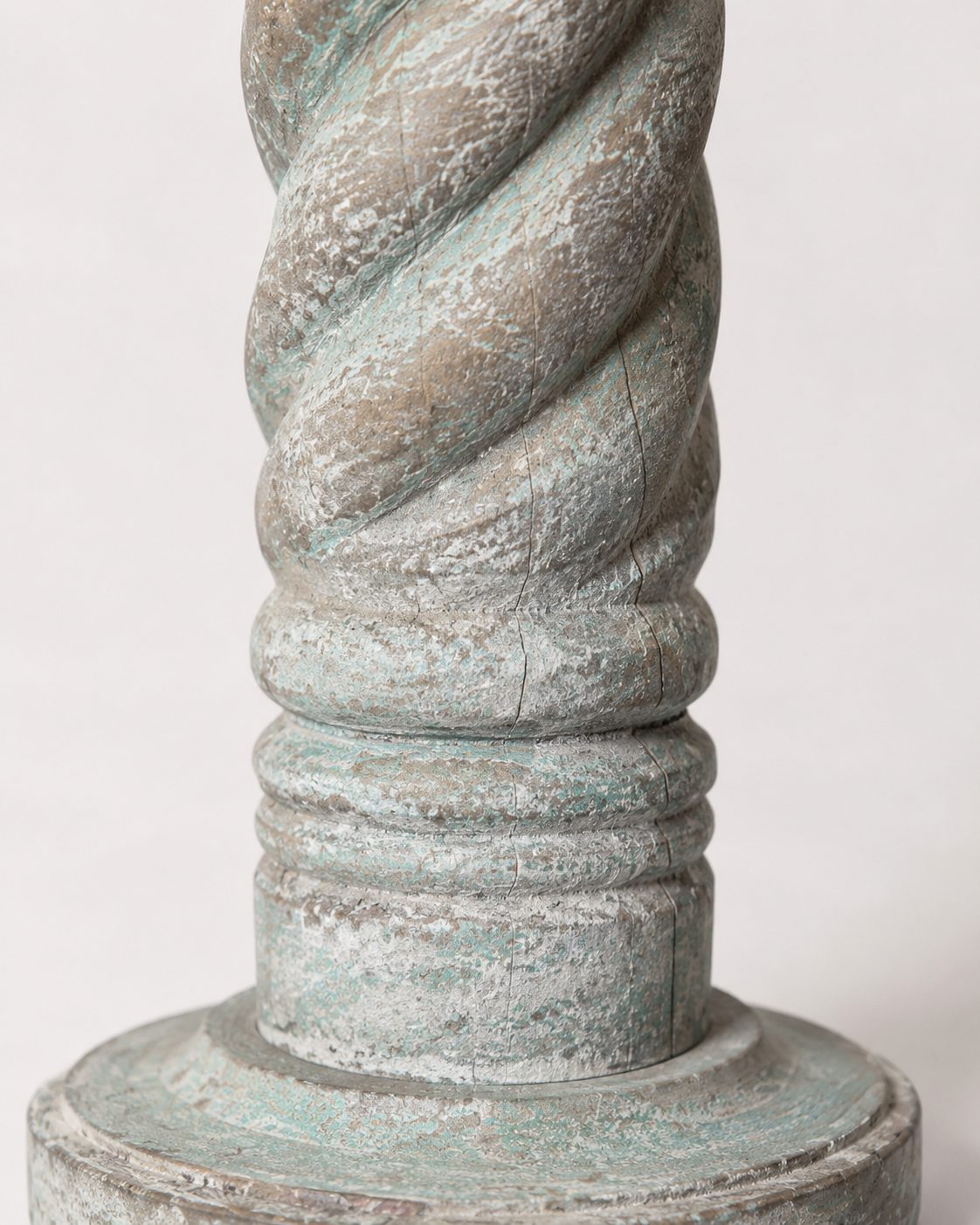 Verweerde houten kandelaar met gedraaide stam, detail 3