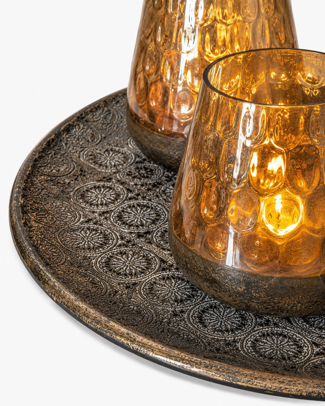 Decoratieve schaal met 3 amberkleurige theelichthouders, detail 3