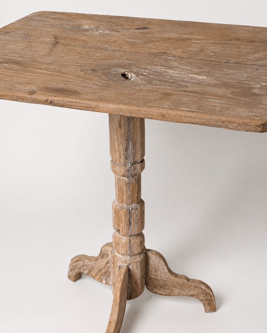 Rustieke houten wijntafel op driepoot, detail 3