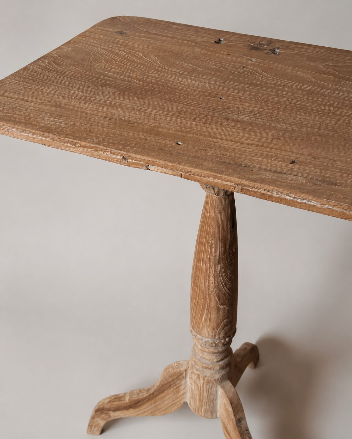 Rustiek houten wijntafeltje op driepoot, detail 3