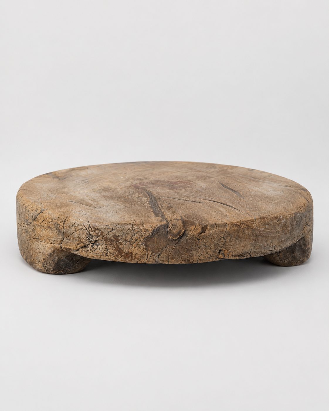 Rustiek houten chapati plateau op voetjes, detail 2