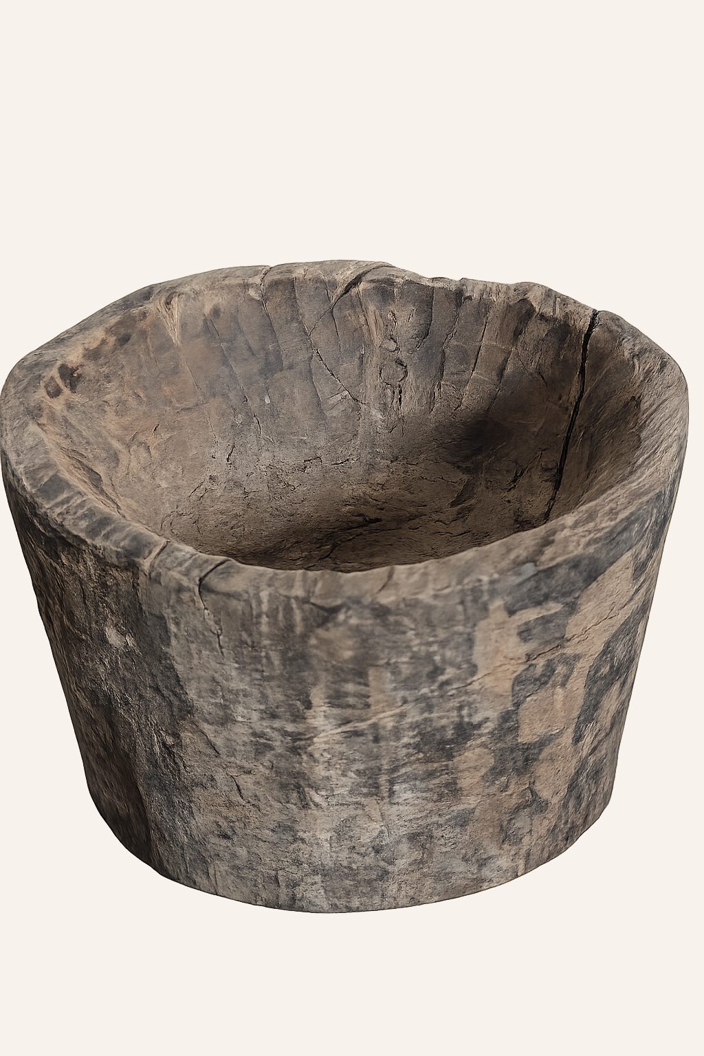 Oude handgesneden houten kom met handvat, detail 3
