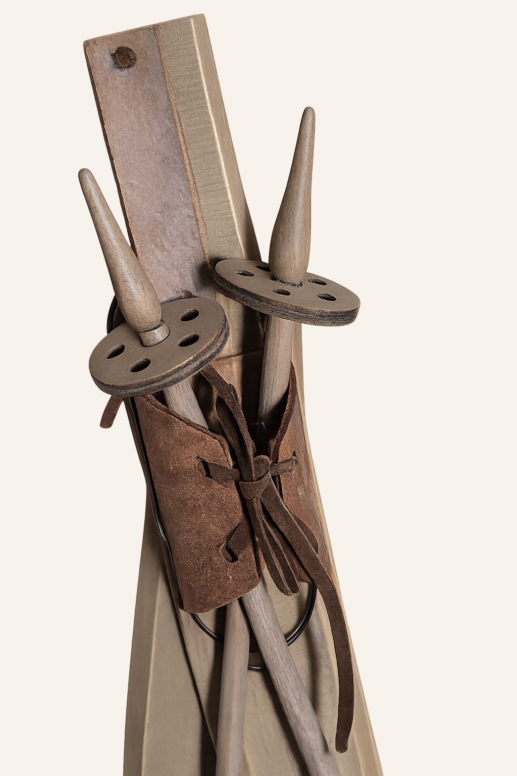 Vintage houten mini-ski’s met skistokken en leren binding, detail 3