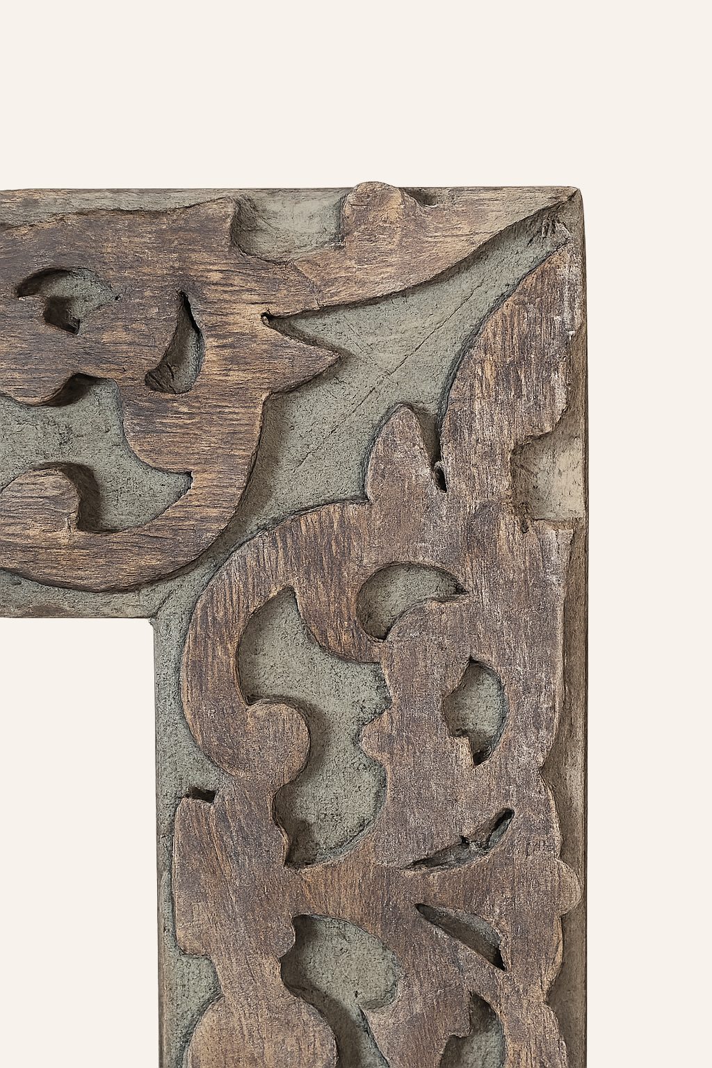 Verweerd houten sierkader met uitgesneden motief, detail 3
