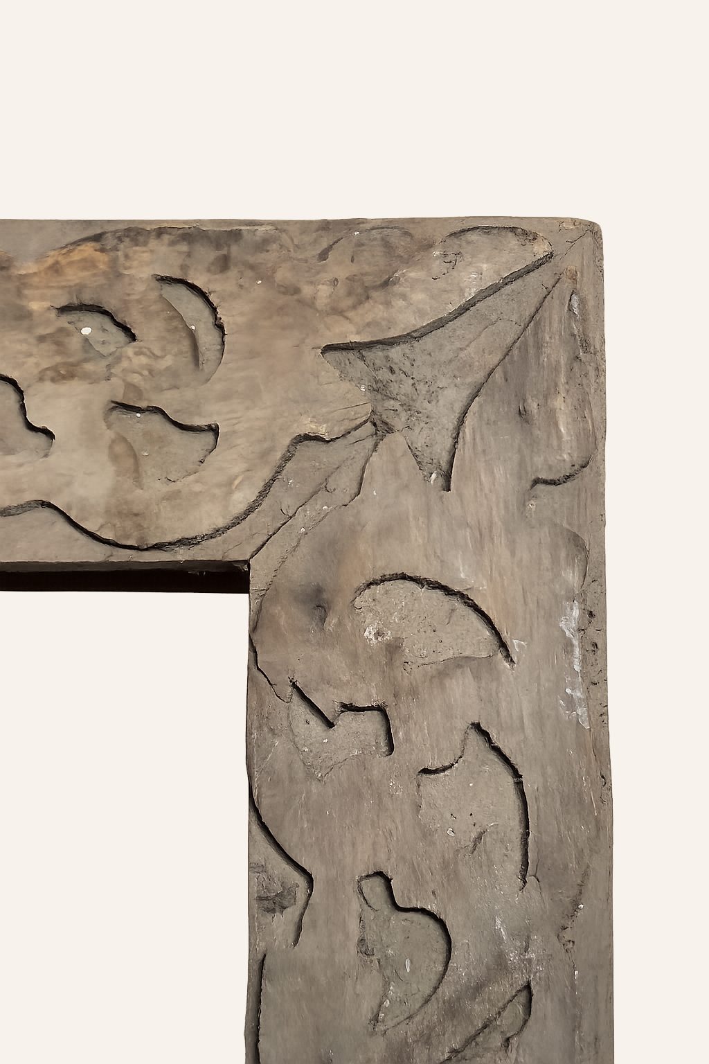 Verweerd houten sierkader met uitgesneden motief, detail 2