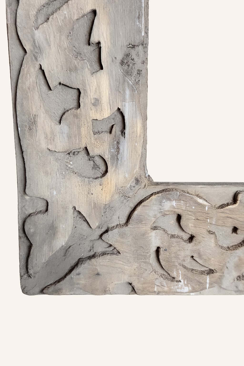 Verweerd houten sierkader met uitgesneden motief, detail 3