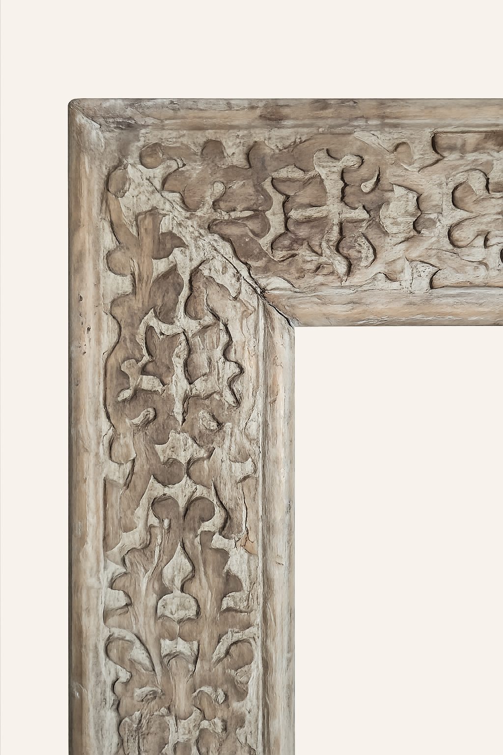 Verweerd houten sierkader met uitgesneden motief, detail 2