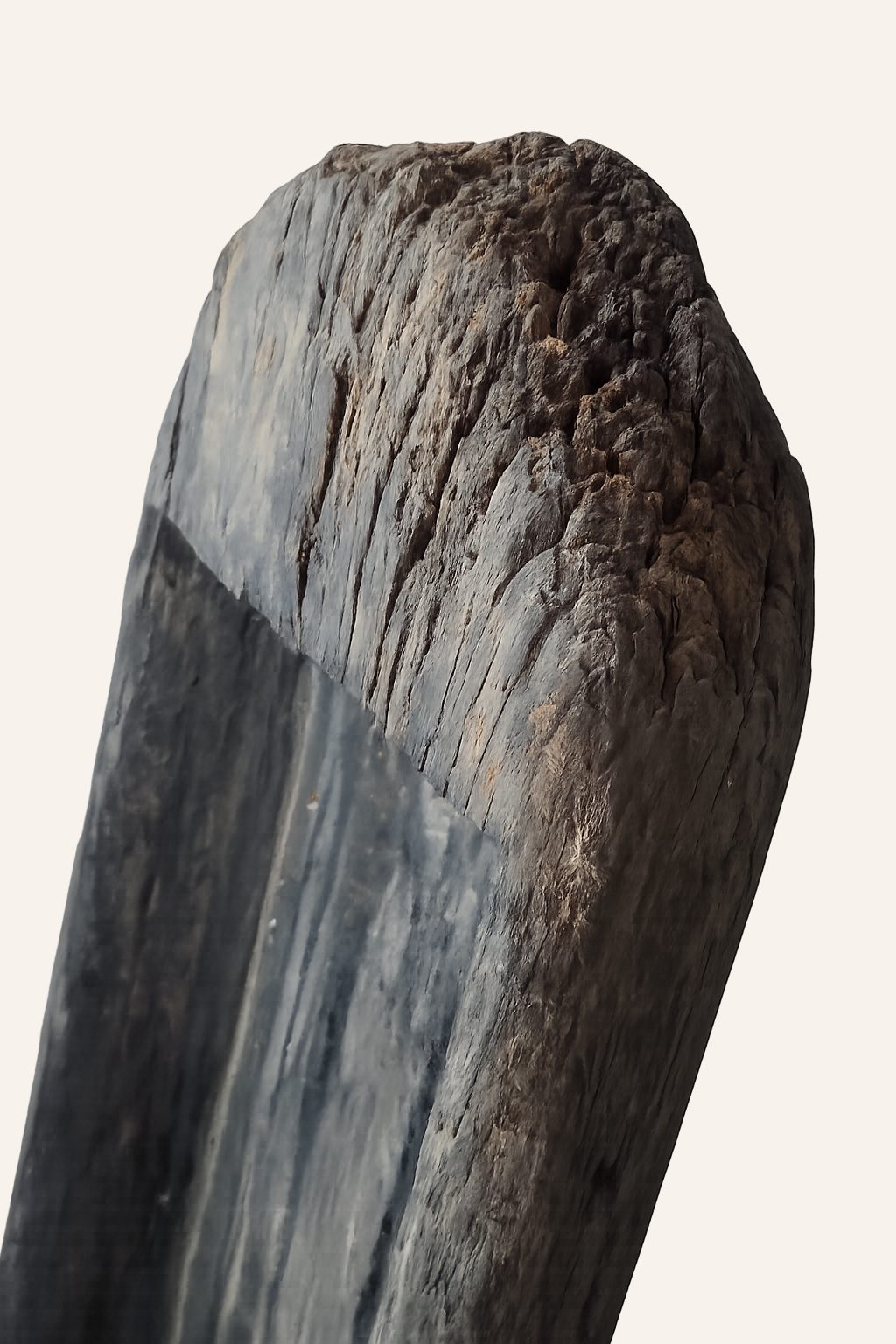 Oude massief houten trog met authentiek patina, detail 3