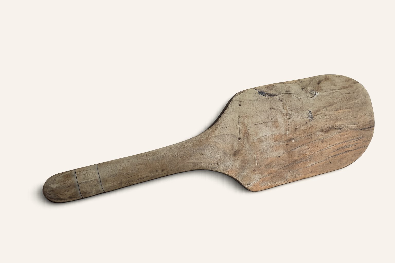Oude houten waspeddel / wasklopper met authentieke patina, detail 2
