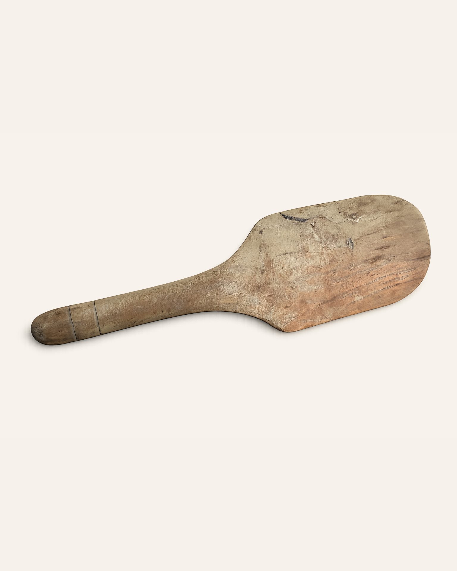 Oude houten waspeddel / wasklopper met authentieke patina, Atelierselectie, bij Mahieu&Merckx