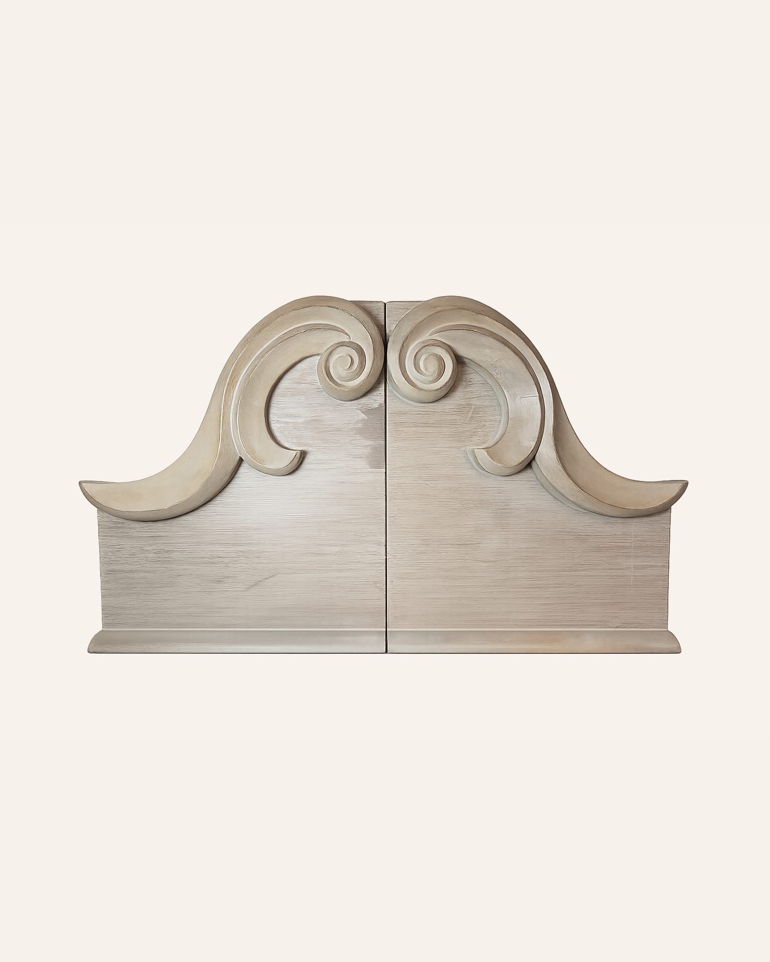Groot decoratief houten paneel met sierlijk krulmotief (licht beschadigd), Atelierselectie, bij Mahieu&Merckx
