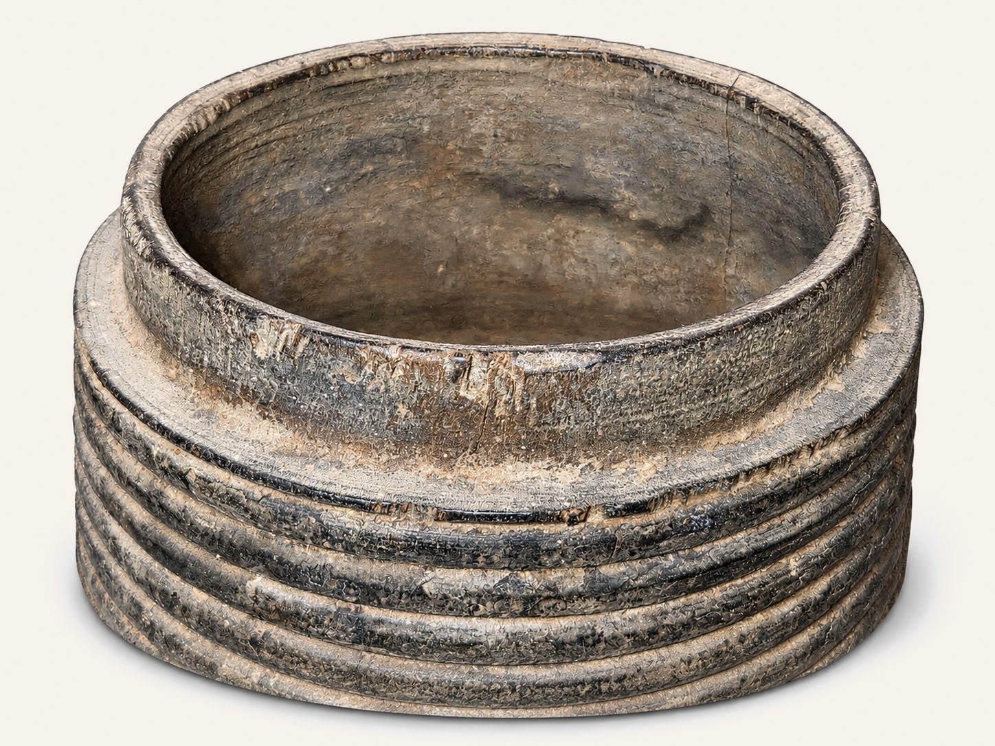Rustieke geribbelde pot in verweerd antraciet, detail 2