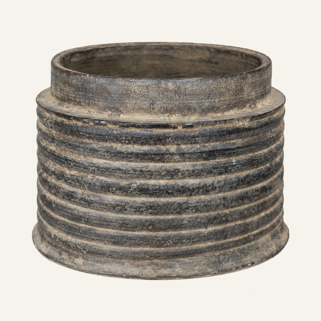Rustieke geribbelde pot in verweerd antraciet, detail 3
