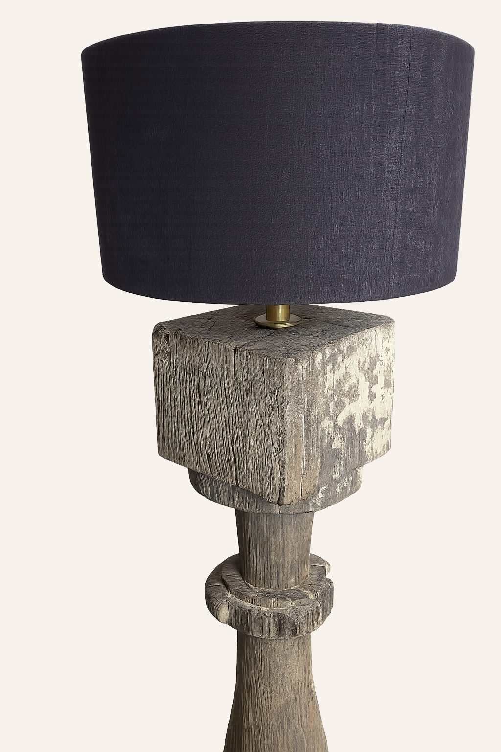 Grote houten balusterlamp met antracietkleurige lampenkap, detail 2