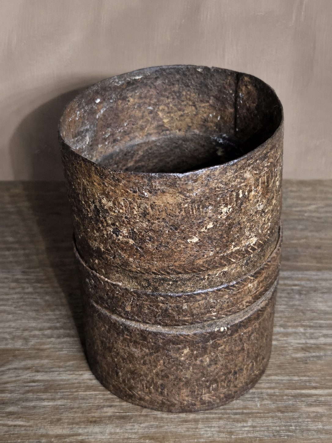Indiase ijzeren graanpot, detail 2