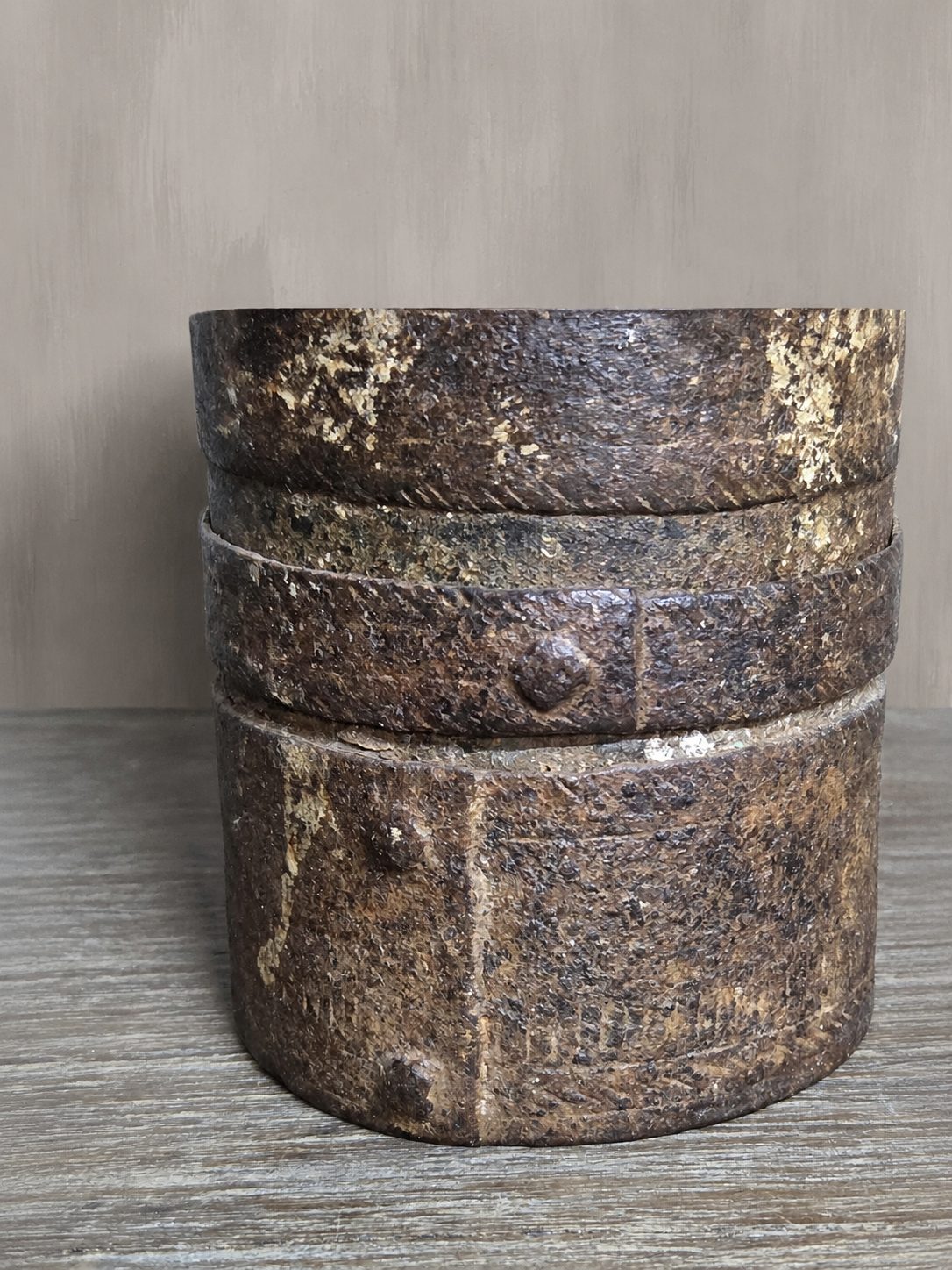 Indiase ijzeren graanpot, detail 3