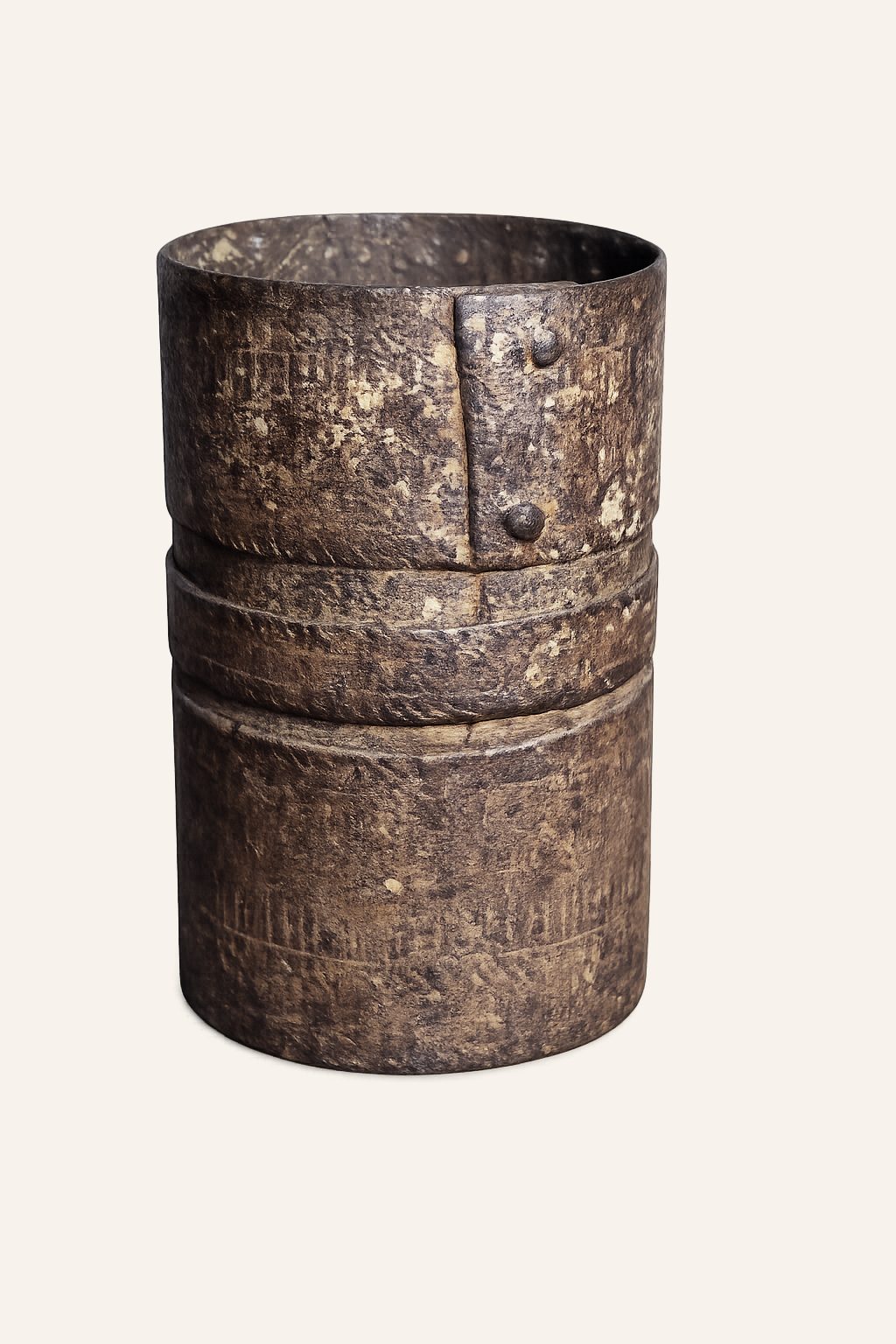 Oude rustieke metalen pot met patina, detail 2
