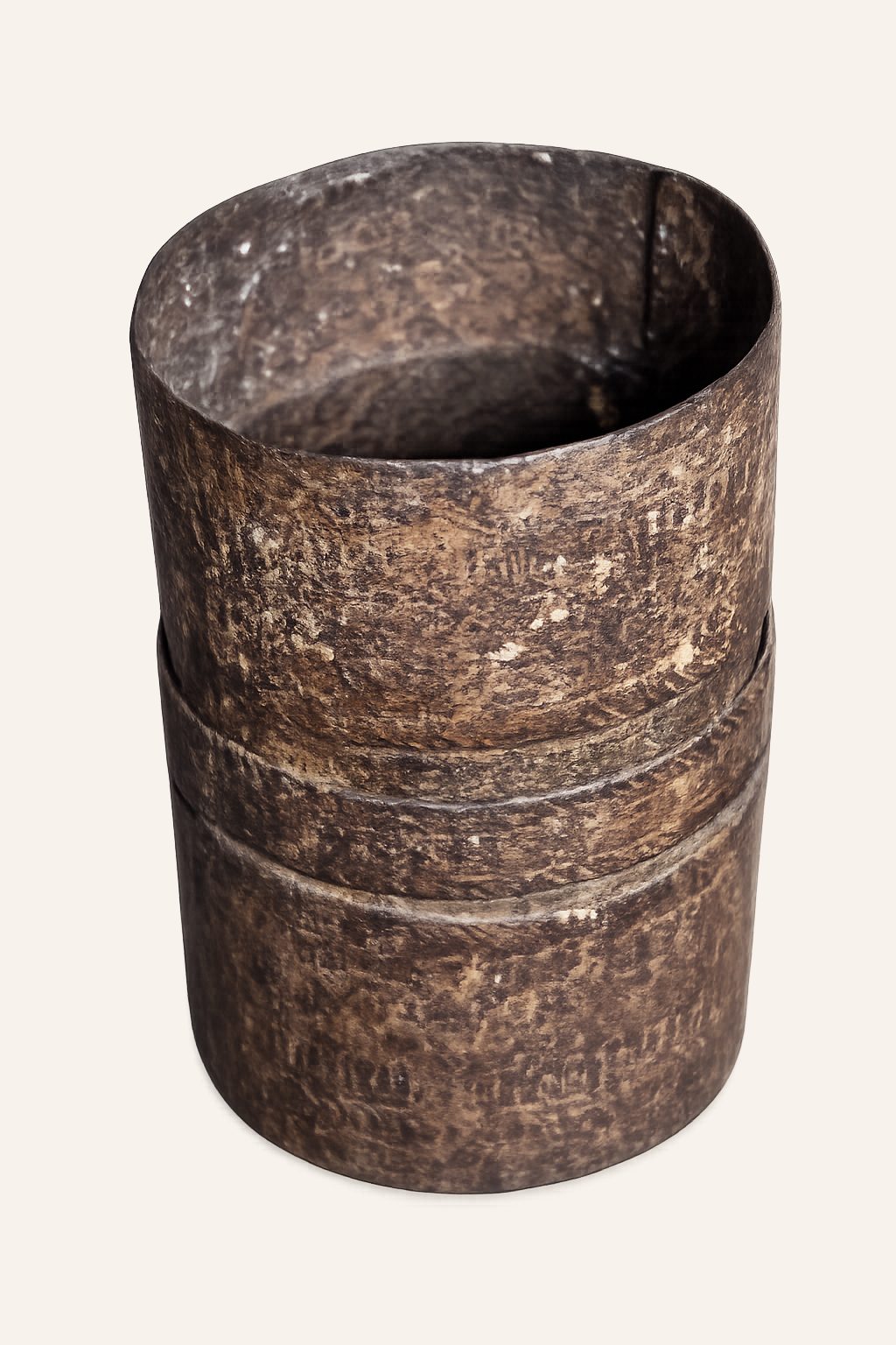 Oude rustieke metalen pot met patina, detail 3