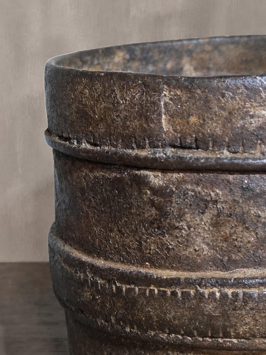 Indiase ijzeren graanpot, detail 3