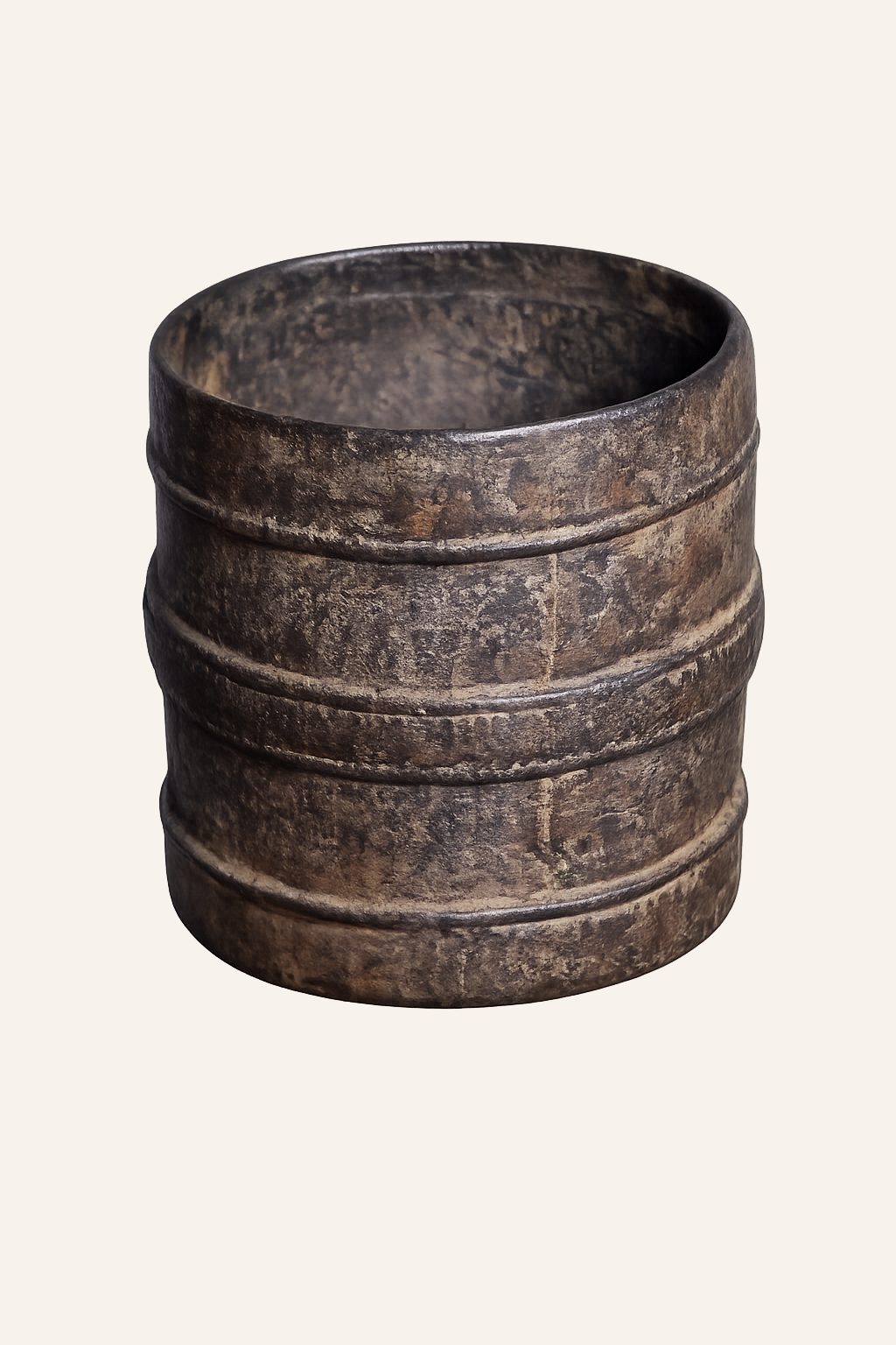 Oude rustieke metalen pot met patina, detail 2