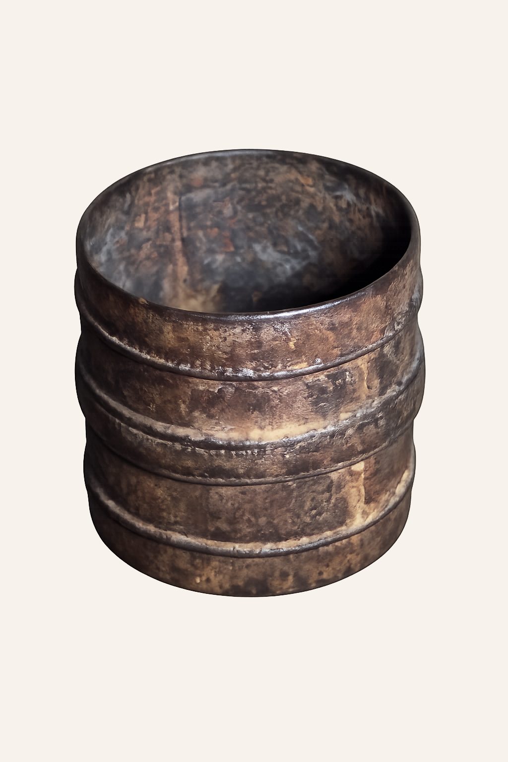 Oude rustieke metalen pot met patina, detail 3