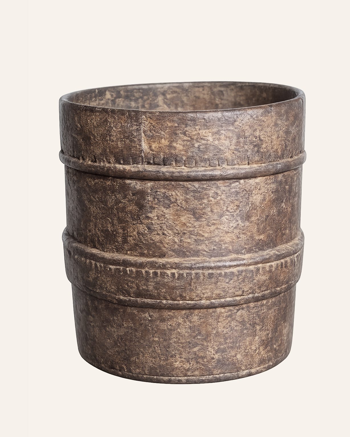 Oude rustieke metalen pot met patina, Atelierselectie, bij Mahieu&Merckx