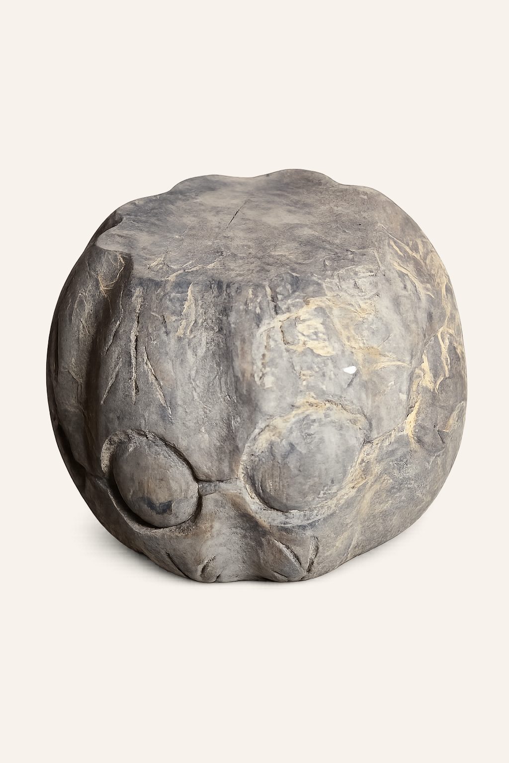 Decoratieve houten bol met handgesneden details, detail 2