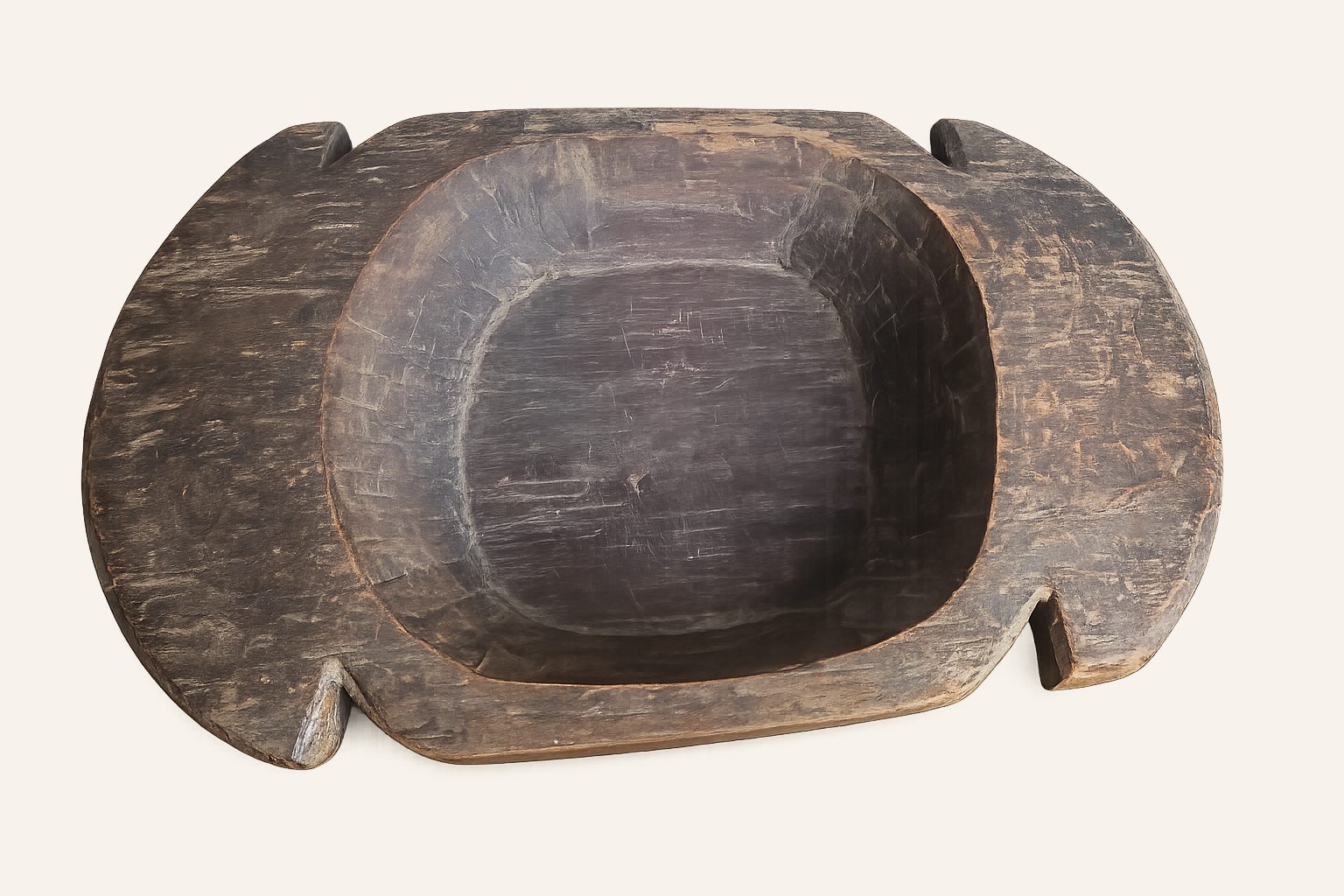Oude handgesneden houten deegschaal met grepen, detail 2
