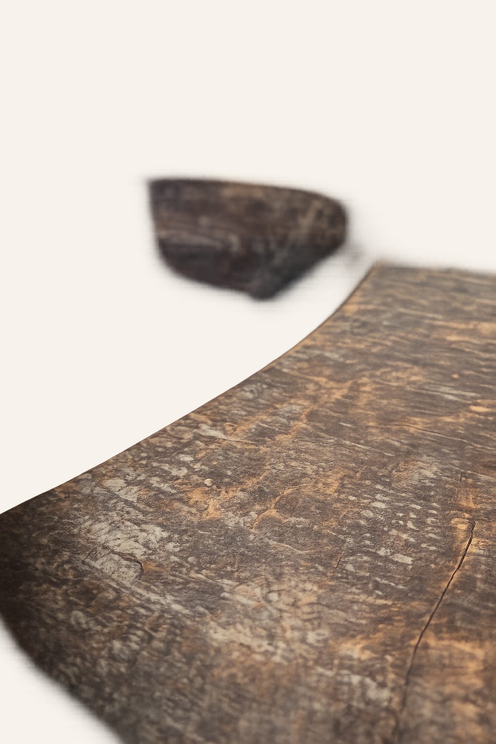 Oude handgesneden houten deegschaal met grepen, detail 3