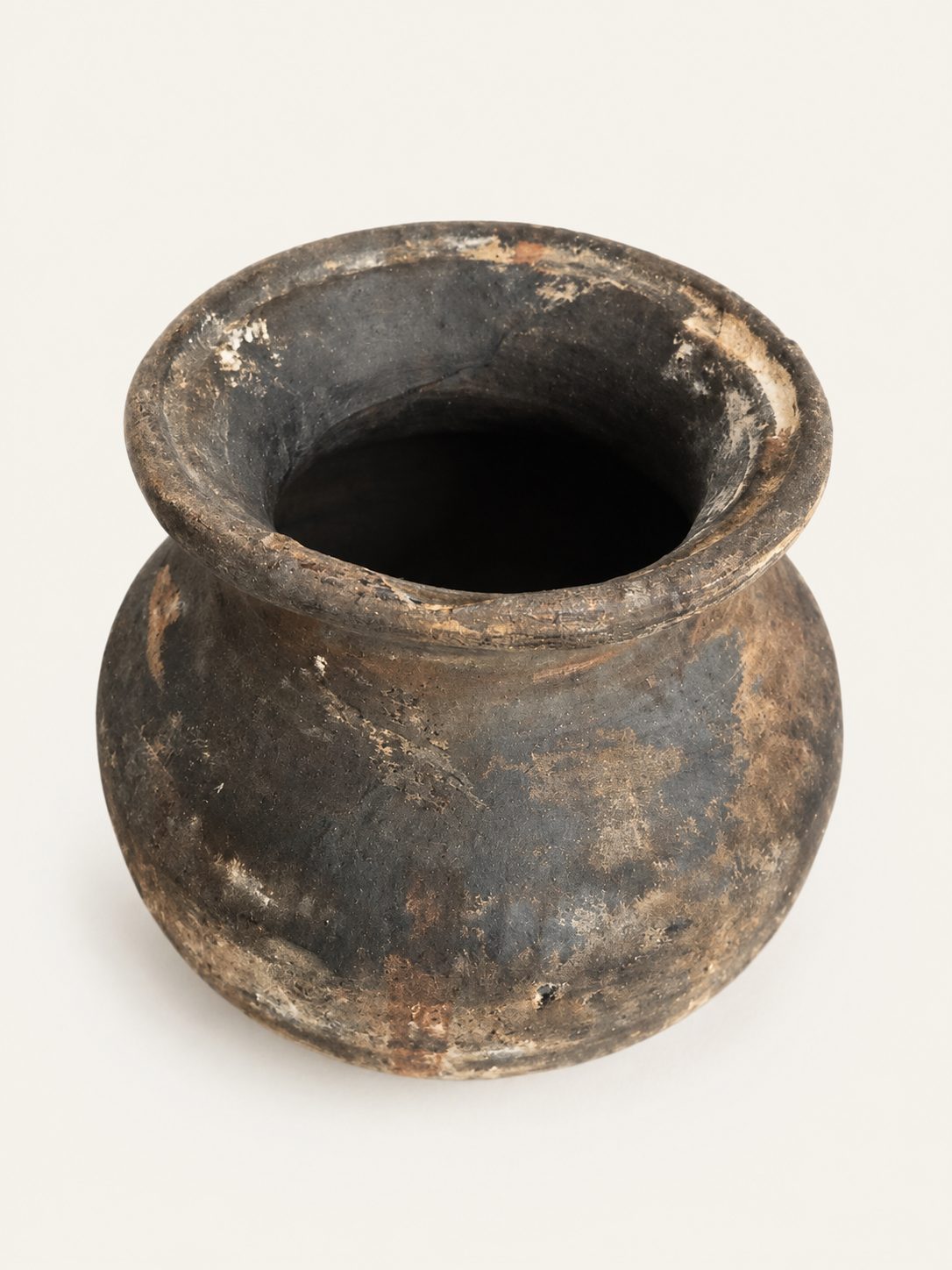 Karaktervolle vintage aardewerken pot met verweerd patina, detail 2