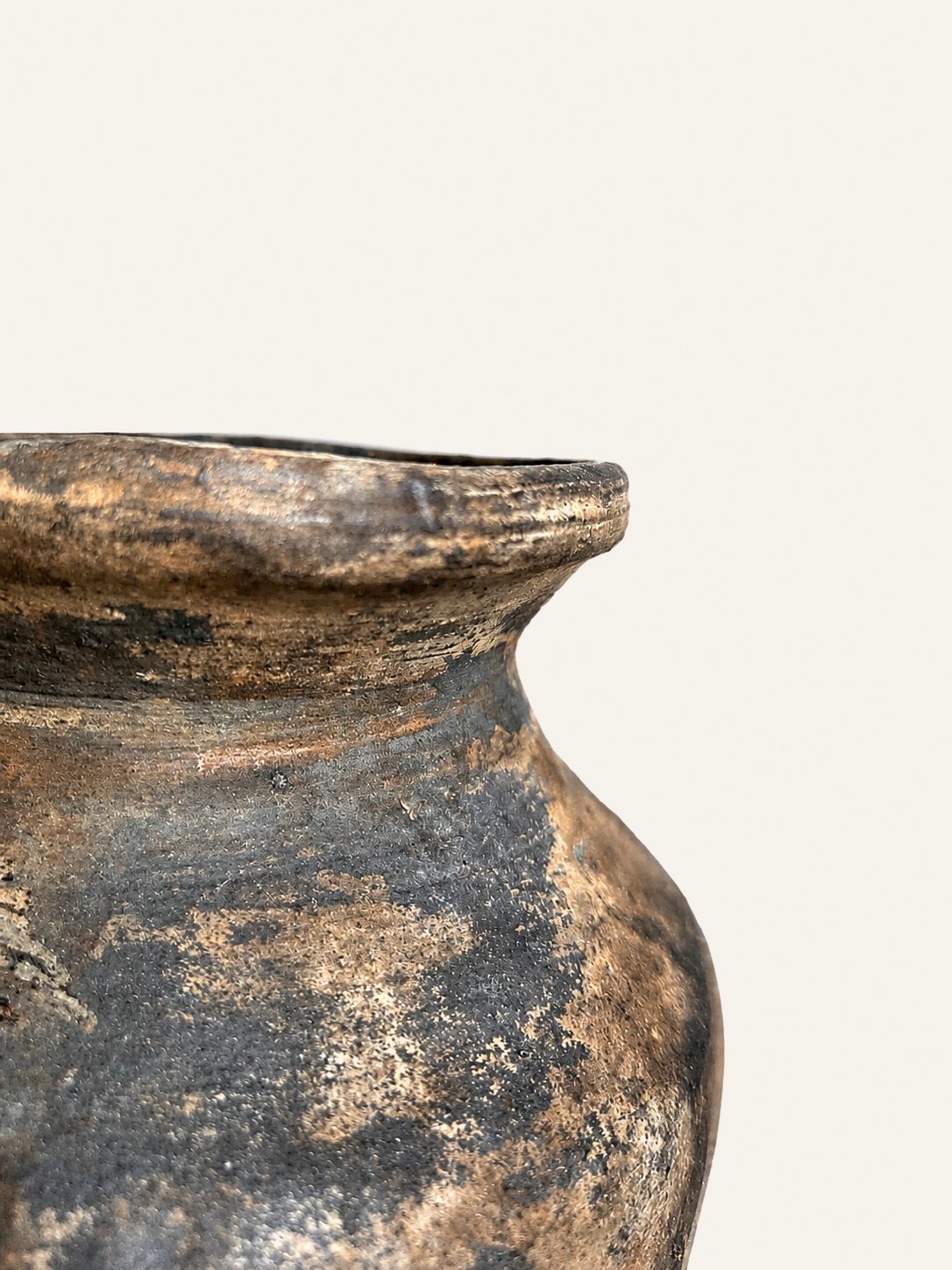 Karaktervolle vintage aardewerken pot met verweerd patina, detail 3