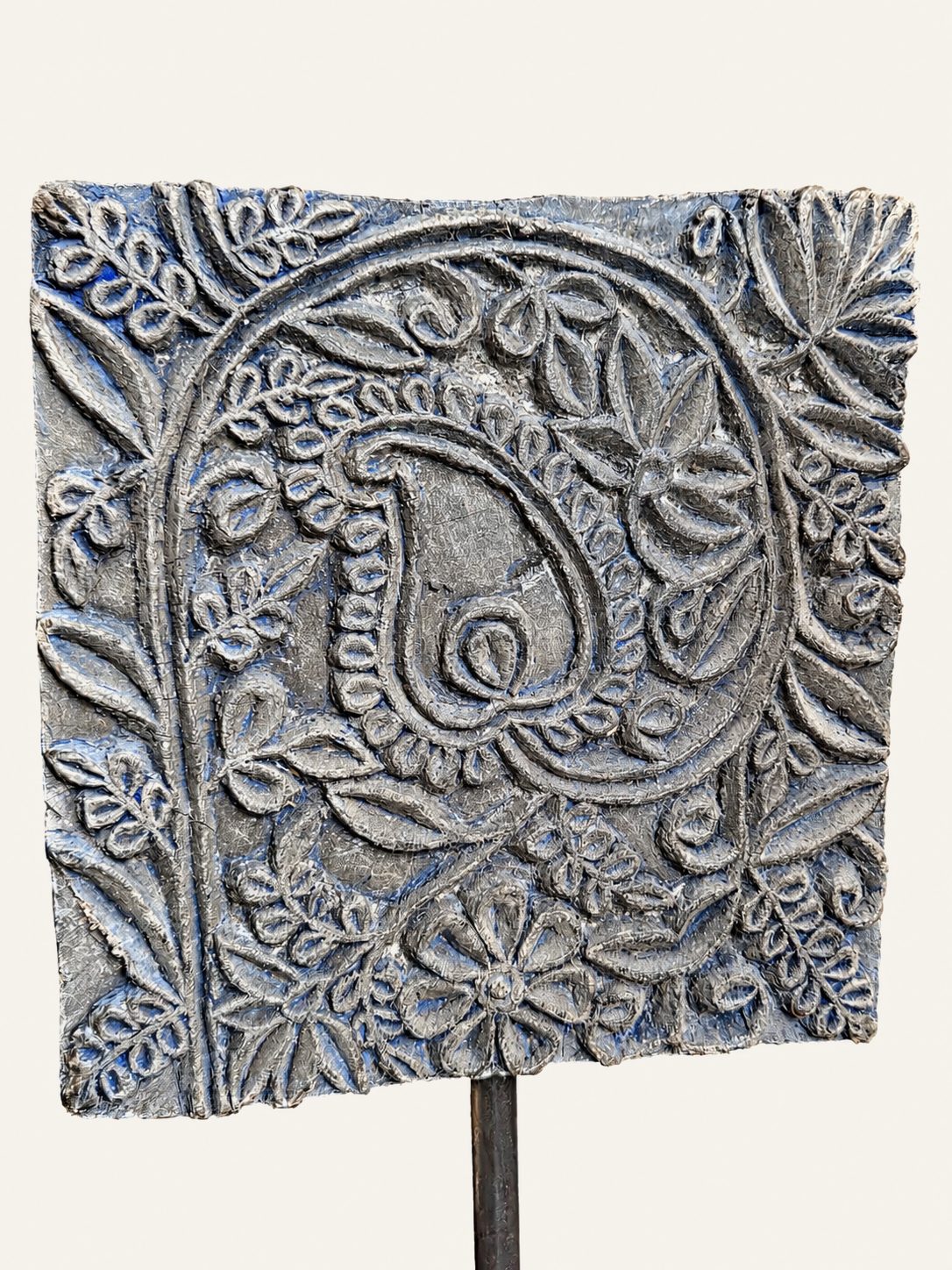 Oude houten textielstempel op metalen standaard, detail 2