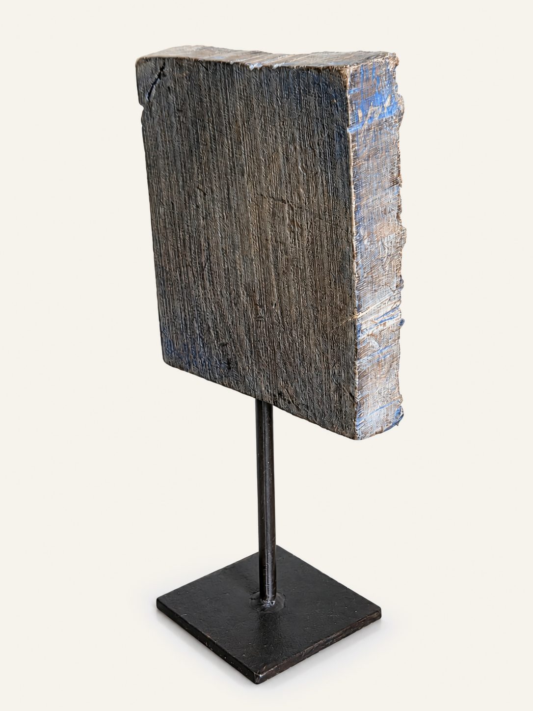 Oude houten textielstempel op metalen standaard, detail 3