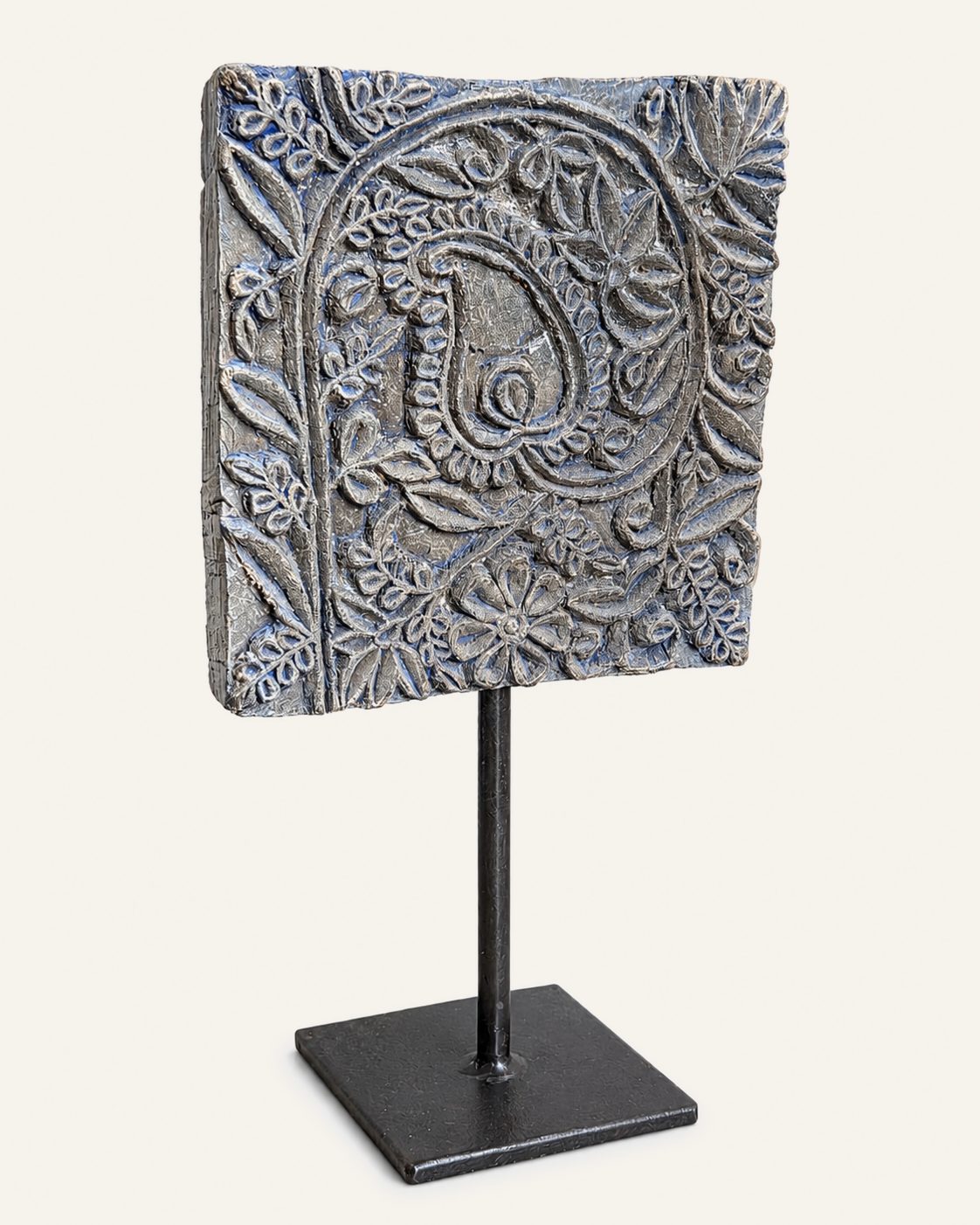Oude houten textielstempel op metalen standaard, Atelierselectie, bij Mahieu&Merckx