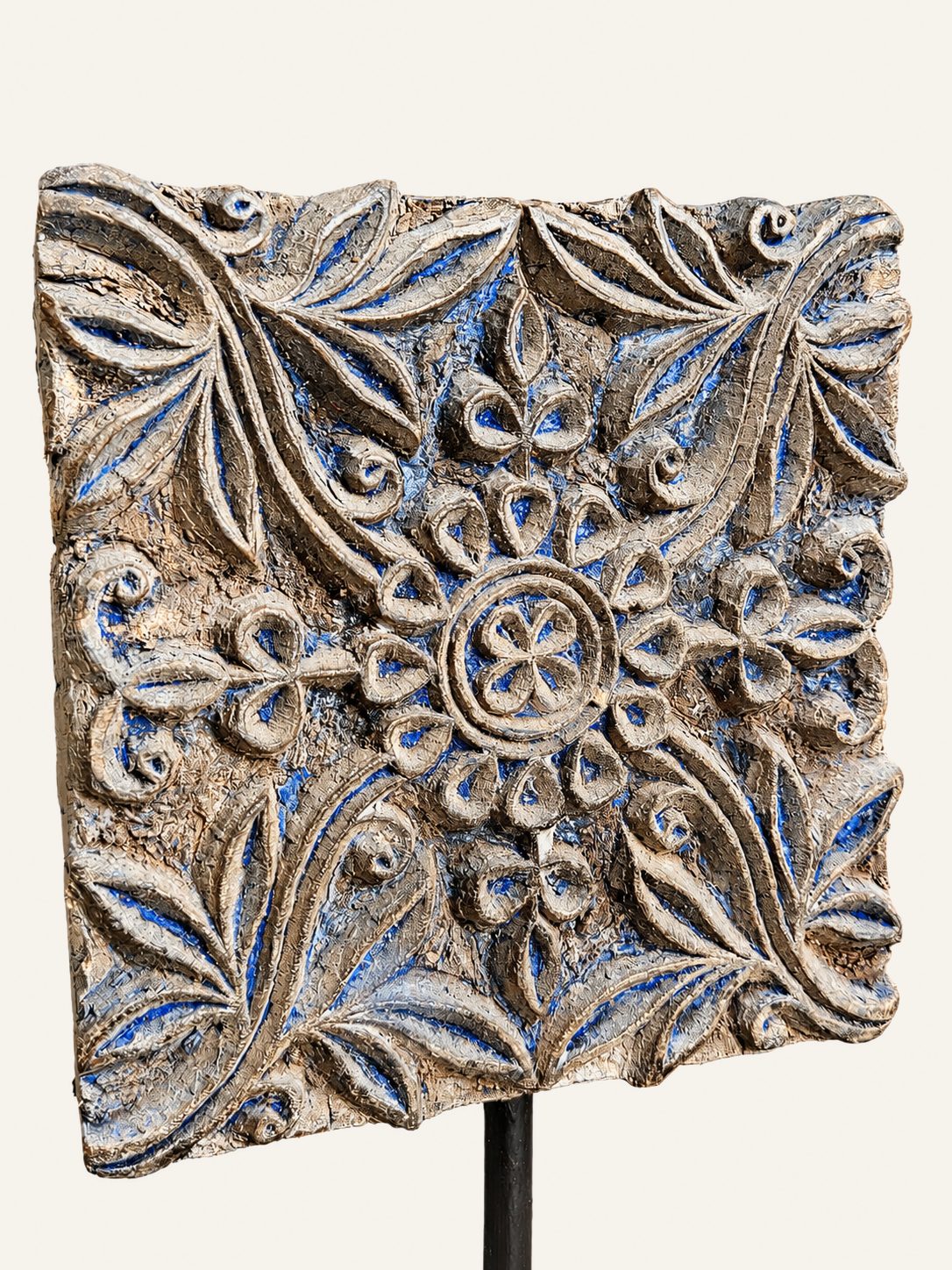 Oude houten textielstempel op metalen standaard, detail 2