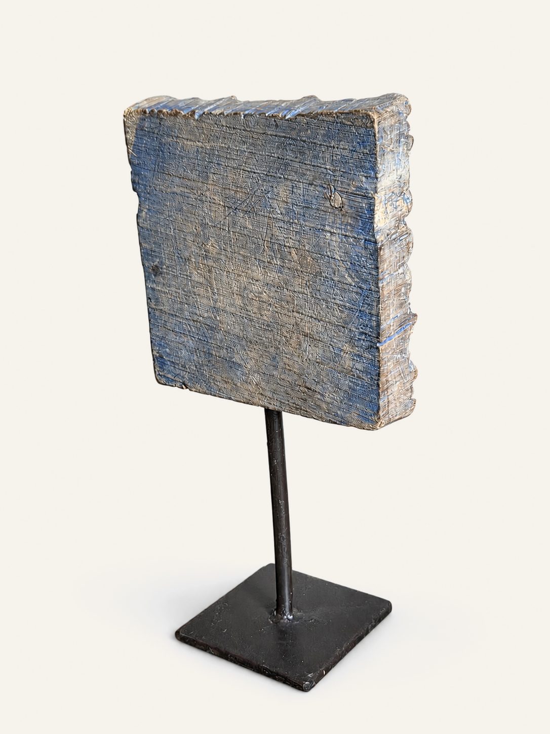 Oude houten textielstempel op metalen standaard, detail 3