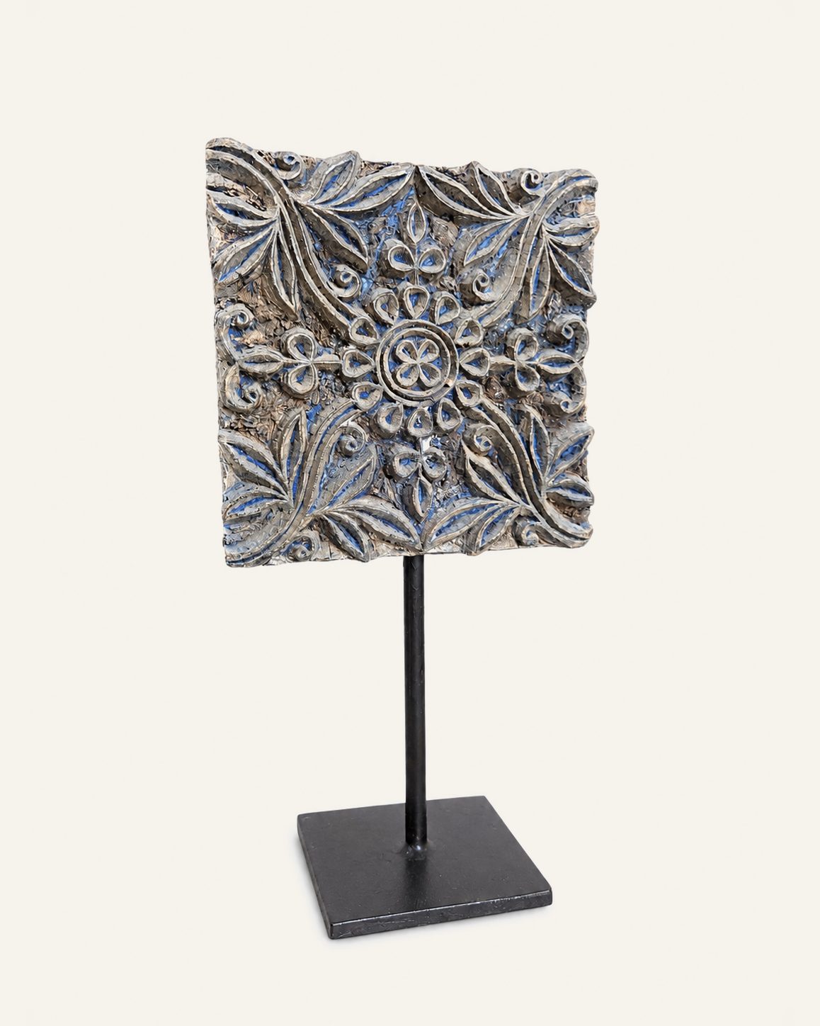 Oude houten textielstempel op metalen standaard, Atelierselectie, bij Mahieu&Merckx