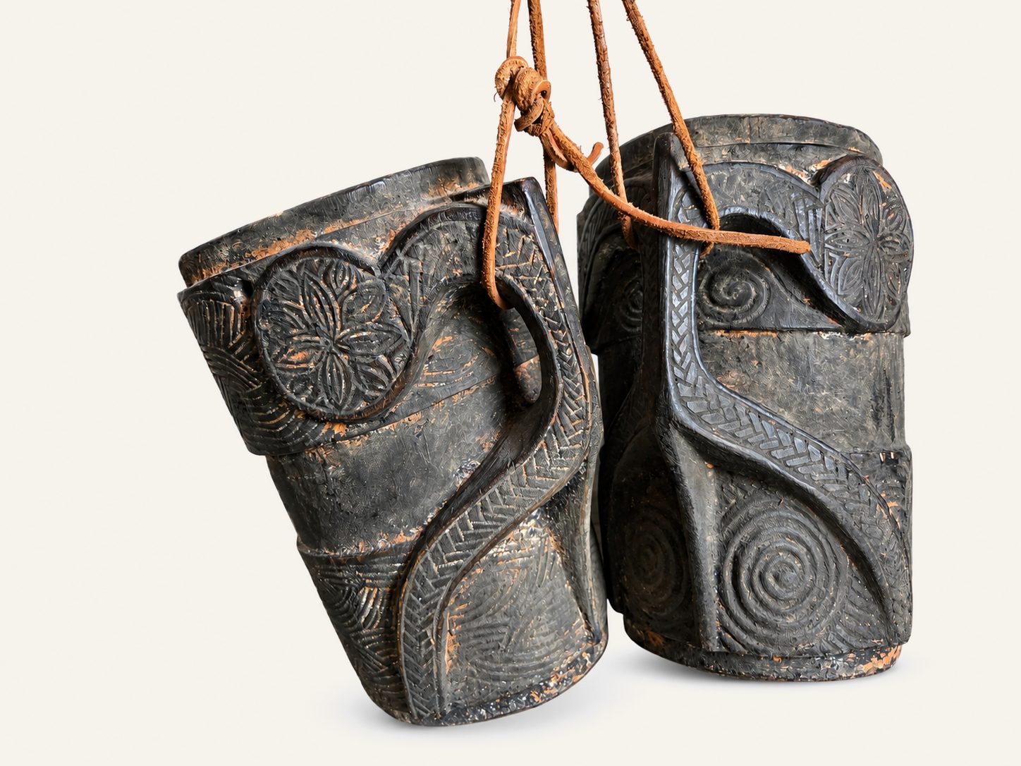 Koppel handgesneden houten potten met leren koord, detail 2