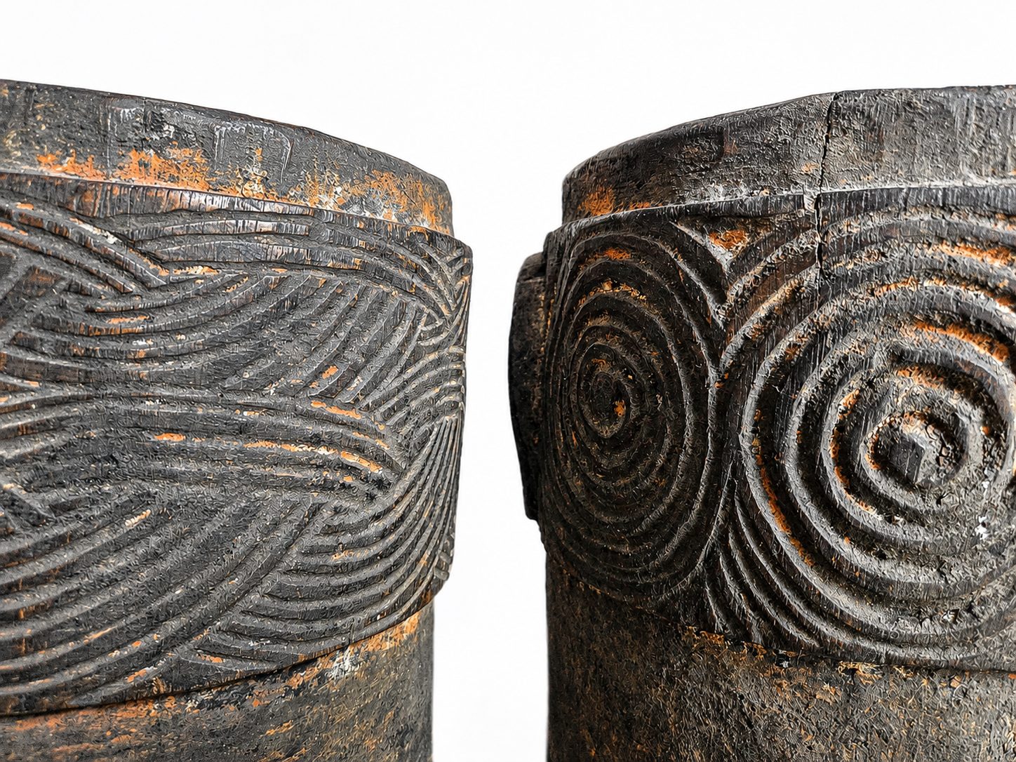 Koppel handgesneden houten potten met leren koord, detail 3