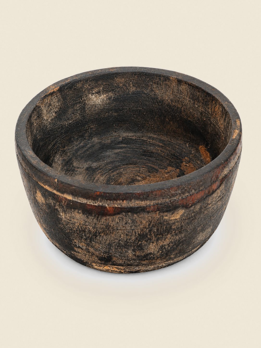Rustieke houten kom met donkere patina, detail 2
