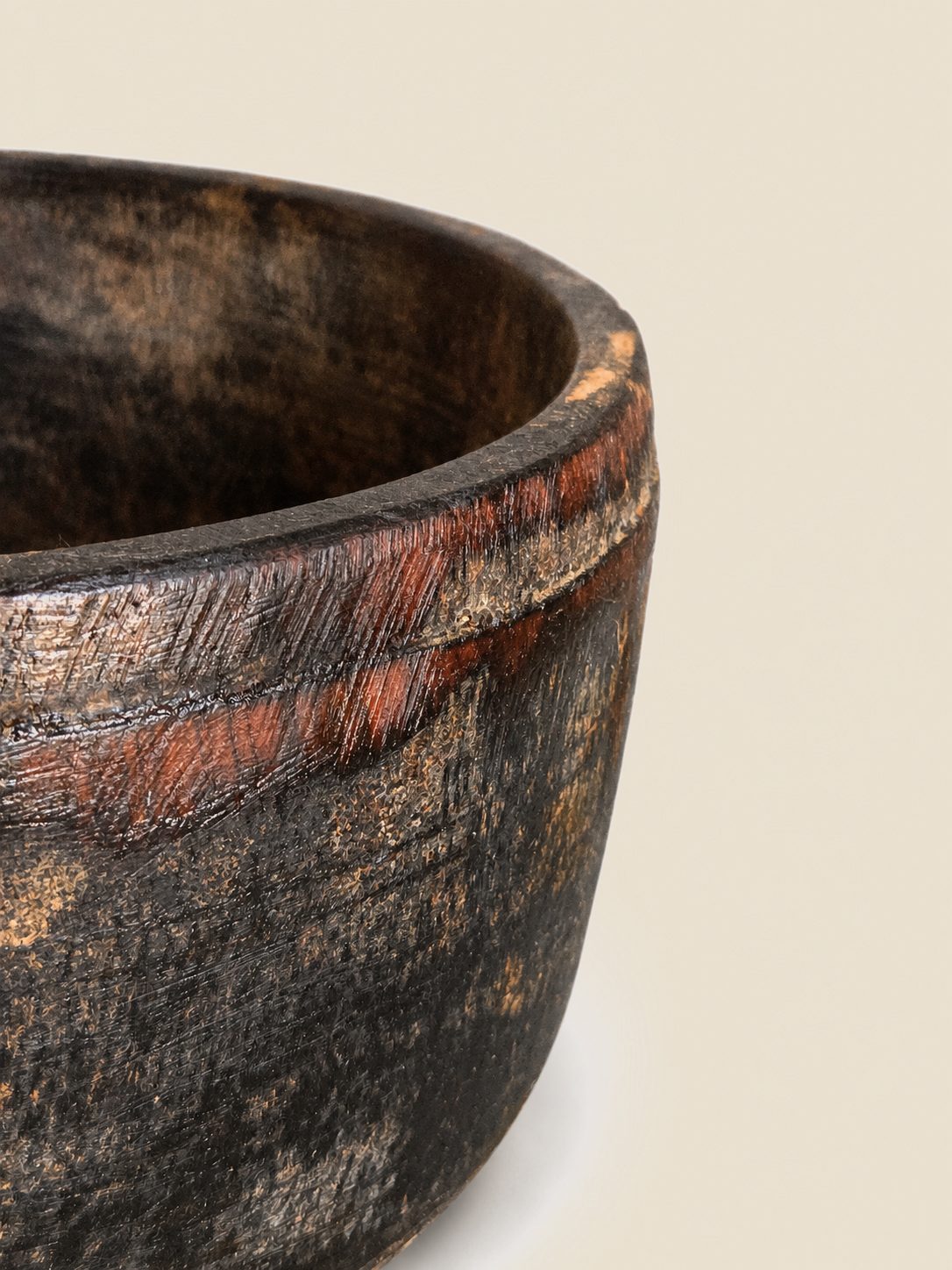 Rustieke houten kom met donkere patina, detail 3