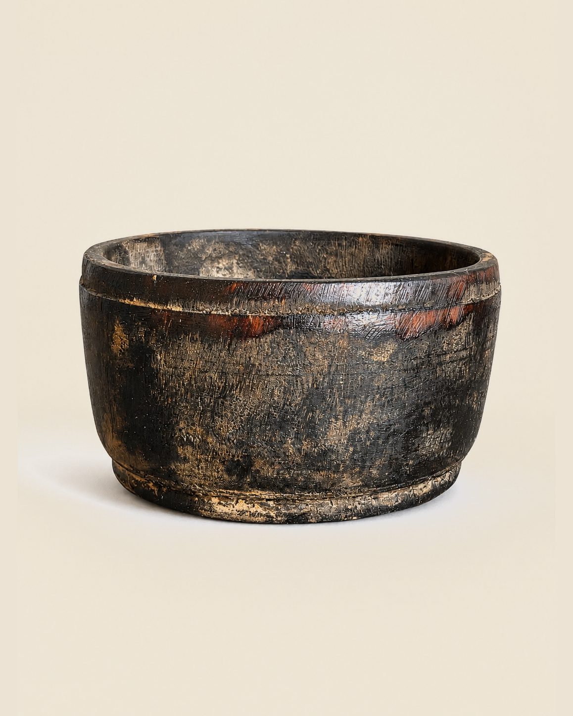 Rustieke houten kom met donkere patina, Atelierselectie, bij Mahieu&Merckx